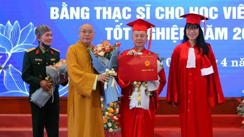 Thượng tọa Thích Chân Quang vinh dự nhận bằng Tiến sĩ ngành Luật