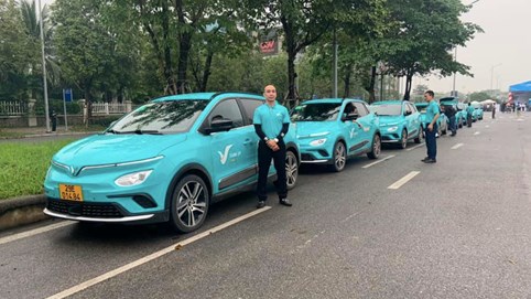 Ngày đầu trải nghiệm taxi điện Vinfast: Xe mới, giá cước 
