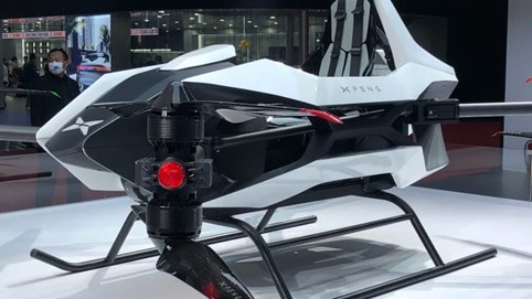 Xpeng trình diễn ô tô bay vừa giống xe trượt tuyết, lại 