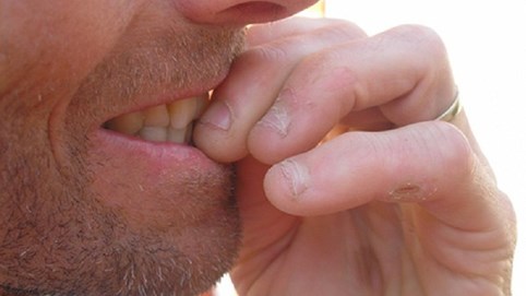 Hậu quả đáng sợ của thói quen cắn móng tay