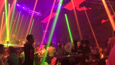 TP HCM đóng cửa quán bar, karaoke, vũ trường từ 18h hôm nay 30/4; Bộ Văn hóa yêu cầu tạm dừng lễ hội, hạn chế du lịch