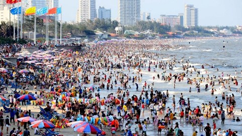 Vũng Tàu: Phát khẩu trang cho du khách xuống biển, xử phạt nếu không đeo khẩu trang khi lên bờ