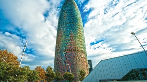 Những công trình "lóa mắt thế giới" - Bài 16: Tháp Torre Agbar có kiến trúc hình đầu đạn, sở hữu nhiều cửa sổ và kính chắn nhất thế giới 