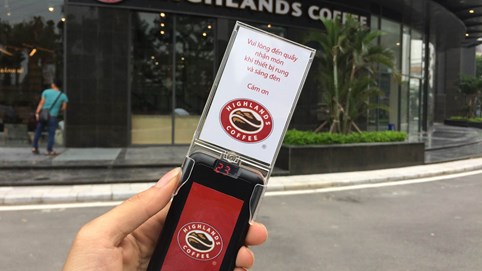 Mô hình tự phục vụ tại Starbucks, Highlands Coffee: Giảm tải chi phí nhân sự có giảm trách nhiệm chăm sóc khách hàng?