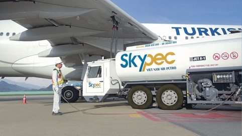 Giá liên tục biến động, hai 'ông lớn' nhiên liệu hàng không phục vụ tàu bay tại Việt Nam kinh doanh ra sao?