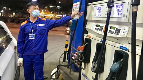 Giá xăng tăng lần thứ 6 liên tiếp, vượt 32.000 đồng/lít 