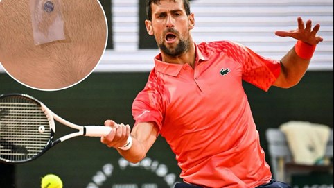 Novak Djokovic dán thiết bị như Iron Man để thi đấu tại Roland Garros