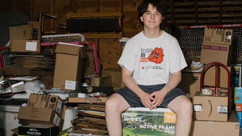 Chỉ mua đi bán lại, cậu bé 16 tuổi điều hành 