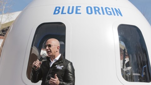Ngoài Jeff Bezos còn những tỷ phú nào từng tham gia vào cuộc đua bay vào vũ trụ?