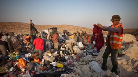 H&M thu gom quần áo để tái chế nhưng đường đi của số quần áo này thực sự về đâu?