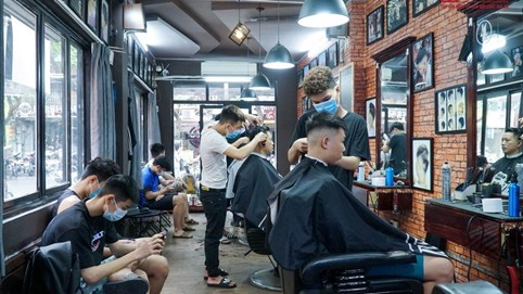 Hà Nội mở lại dịch vụ cắt tóc, gội đầu, ăn uống trong nhà từ 0h ngày 22/6