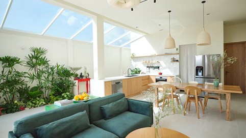 Ngôi nhà nghỉ dưỡng với hành lang mái kính giữa lòng thành phố