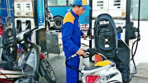 Giá xăng có thể lên cao nhất trong hơn 1 năm vào ngày mai