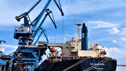 Giá cước tăng cao, tàu Evolution của Hòa Phát tự vận chuyển hàng từ Australia về, chuyến đầu tiên đã cập cảng Hòa Phát Dung Quất