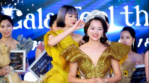 Nữ doanh nhân dân tộc H’Mong đăng quang Miss Photo Feel The Light 2022