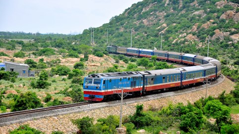 Tổng công ty Đường sắt Việt Nam (VNR) báo doanh thu 4.500 tỷ đồng nửa đầu năm, tương đương gần 25 tỷ đồng mỗi ngày