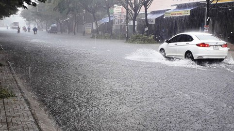 Áp thấp nhiệt đới áp sát đất liền, gây mưa lớn kéo dài toàn miền Bắc, Bắc Trung Bộ