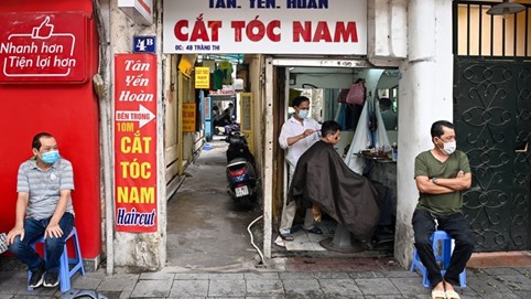 Hà Nội: Đóng cửa hàng cắt tóc, gội đầu, nhà hàng ăn uống, chỉ được bán mang về từ 0h ngày 13/7