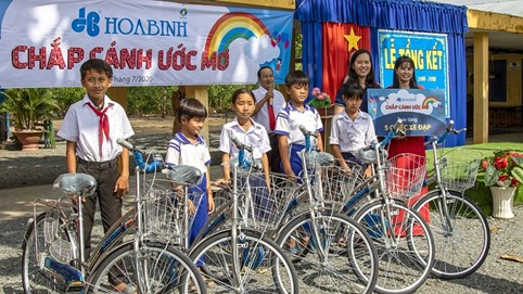 Hòa Bình trao quà tặng cho bộ đội biên phòng và học sinh vùng biên