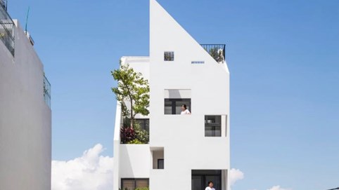 Căn nhà gây ấn tượng bởi lối kiến trúc lệch tầng độc đáo, giúp chủ nhân "nới rộng" không gian