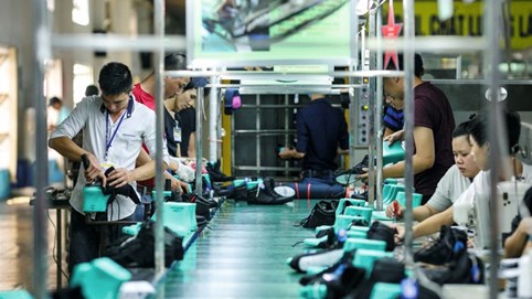 Bên trong cứ điểm sản xuất của Nike, Adidas