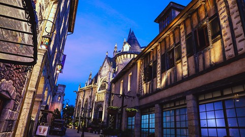 Trót lỡ hẹn ban ngày, bạn sẽ thấy mình may mắn khi chọn khám phá Bà Nà Hills về đêm