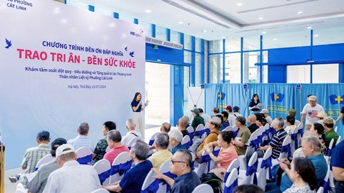 MB Ageas Life thăm khám sức khoẻ và tặng quà cho người có công phường Cát Linh