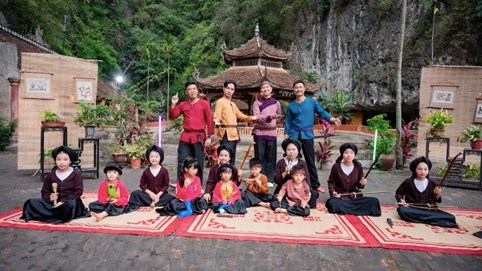 Bố ơi mình đi đâu thế? 2025 - tập 9: Dàn cast mở mini concert tại đình làng, Neko Lê, Trung Ruồi, Duy Hưng lần đầu hát xẩm