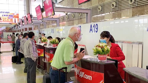 Giá vé máy bay tăng cao, có chặng đắt gấp 2 lần 