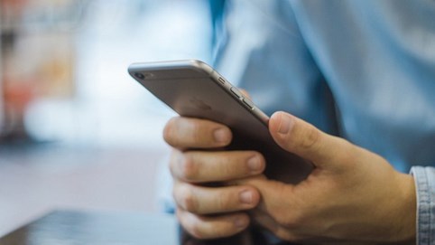 Kêu bù lỗ hàng trăm tỷ mỗi năm, các ngân hàng lại đề nghị nhà mạng giảm cước tin nhắn dịch vụ