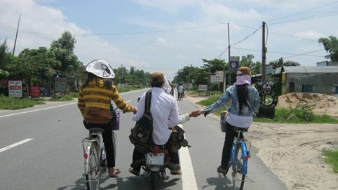 Các hành vi người điều khiển xe mô tô hai bánh, xe mô tô ba bánh, xe gắn máy không được làm