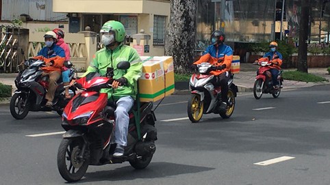 Shipper được cấp mã QR Code, đeo băng tay và chỉ được hoạt động trong một quận, huyện ở TP HCM 