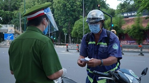 Công chức ở TP HCM không mặc đồng phục, đeo thẻ sẽ bị phạt