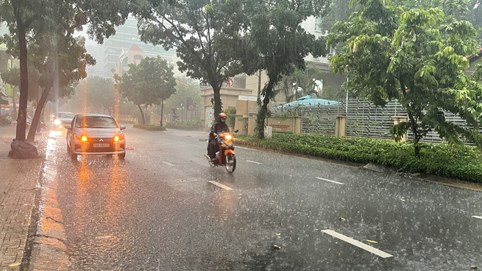 Thời tiết ngày 30/7: Tây Bắc Bộ mưa to đến rất to, Trung Bộ nắng nóng gay gắt