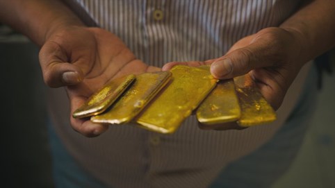 Giá vàng thế giới đi xuống, chứng khoán Mỹ tuột mất đỉnh lịch sử