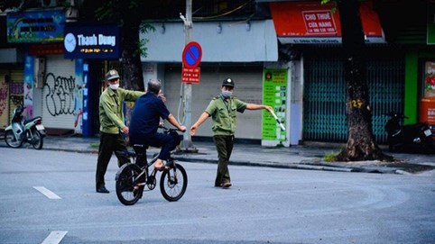 Hà Nội yêu cầu người đi đường phải xuất trình thêm lịch trực và làm việc 