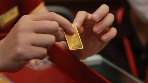 Vàng SJC giảm gần 400.000 đồng/lượng trong 30 phút, về 56 triệu đồng