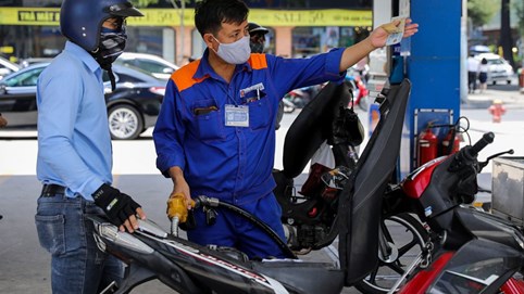 Giá xăng giảm lần đầu tiên trong 3 tháng