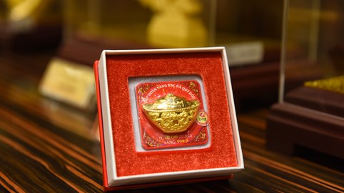 Giá vàng mất tiếp 450.000 đồng, còn 56 triệu đồng/lượng