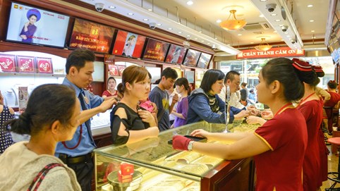 Mua - bán vàng chênh lệch kỷ lục, ai hưởng lợi?