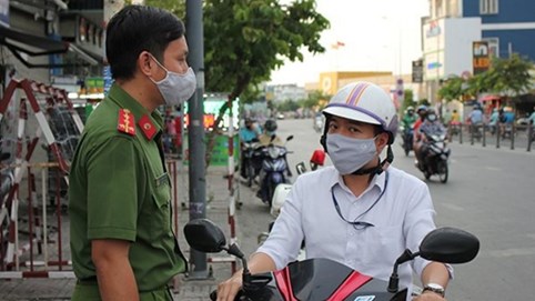 Đề xuất công chức TP HCM phải đeo thẻ, mặc đồng phục khi ra đường