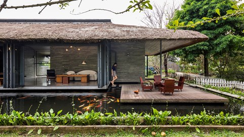 Ghé thăm nhà mái tranh, bao quanh là hồ cá để cảm nhận sự an yên, tự tại