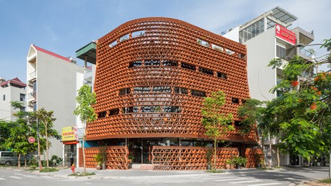 Ngôi nhà dùng 20.000 viên ngói làm tường bao quanh, nhìn xa như hang động độc đáo của người tiền sử