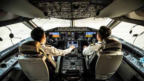 Quy định mới về bổ sung tiền lương cho phi công người Việt Nam