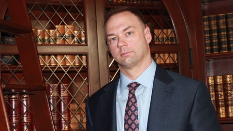Thomas Tull - Tỷ phú đi lên từ hoàn cảnh cơ cực, "đổi đời" nhờ  nghe theo một câu nói của Warren Buffett