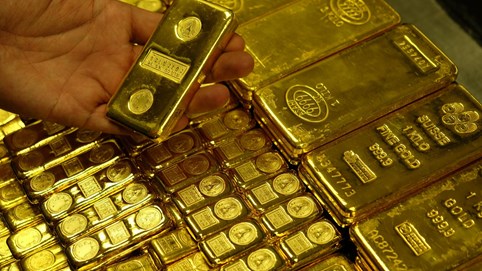 Ngày 30/8: Đồng USD chịu lực bán lớn, vàng thế giới tăng nhẹ ngay đầu phiên