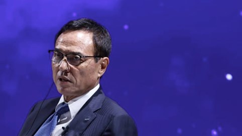 CEO của Suntory Holdings từ chức sau cáo buộc sử dụng chất cấm