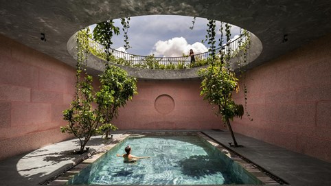 Ngôi nhà màu hồng luôn ngập nắng với nhiều khoảng mở cùng chiếc giếng trời "khổng lồ"