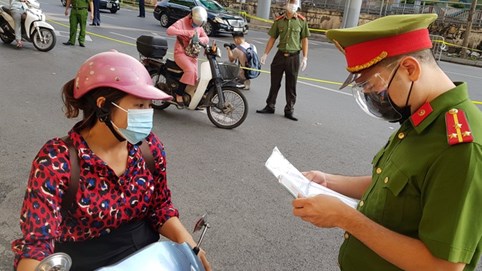 Hà Nội điều chỉnh giấy đi đường, cho phép dùng cả mẫu cũ và mới