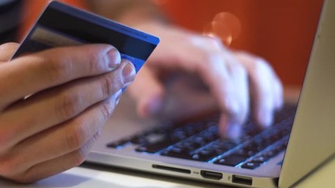 Phí dịch vụ “bủa vây” khách hàng, ngân hàng vẫn kém thu